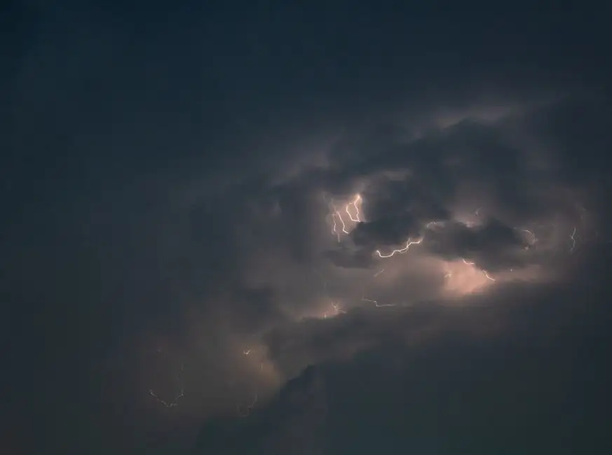 Ostrzeżenie meteorologiczne: burze z gradem i silnym wiatrem w nocy z 17 na 18 lipca