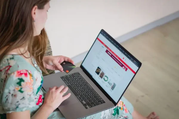 Uwaga na oszustów przy zakupie wyprawki szkolnej – policja radzi, jak bezpiecznie robić zakupy online