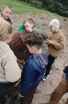 Uczniowie z Piątku zgłębiali tajniki warzyw w Stajni Lusi