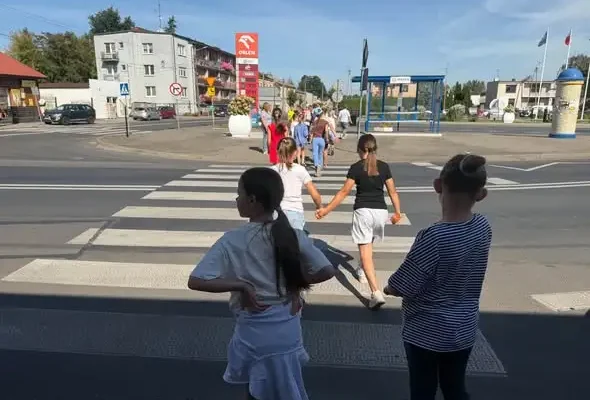 Uczniowie klasy 3a ćwiczyli bezpieczne przechodzenie przez jezdnię