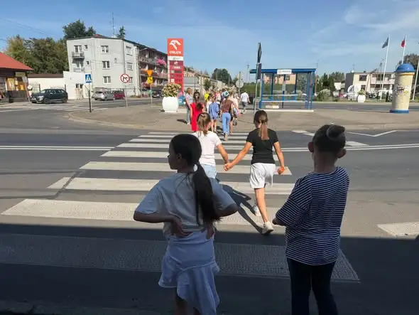 Uczniowie klasy 3a ćwiczyli bezpieczne przechodzenie przez jezdnię
