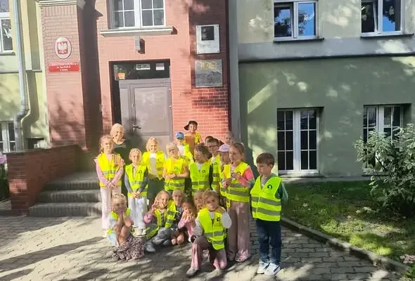 Pierwszaki z Łęczycy uczyły się bezpieczeństwa na drodze podczas spaceru