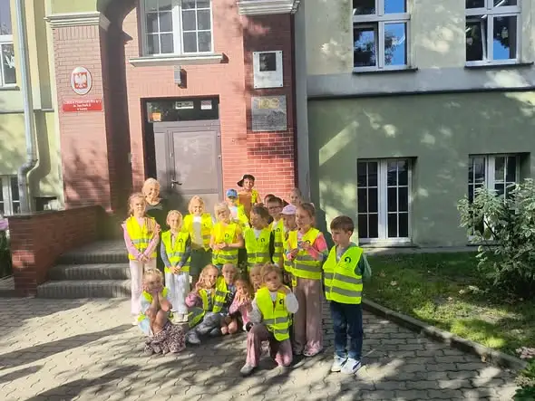 Pierwszaki z Łęczycy uczyły się bezpieczeństwa na drodze podczas spaceru