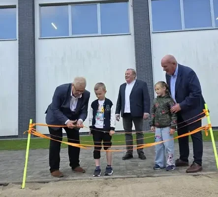Nowy plac zabaw przy Szkole Podstawowej nr 3 w Łęczycy już otwarty