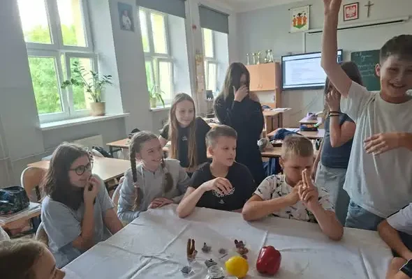 Lekcja historii w SP 1 Łęczyca: uczniowie rozpoznawali przyprawy jak dawni odkrywcy