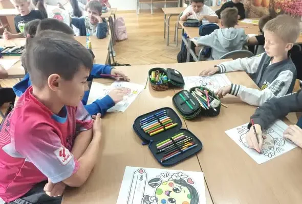 Dzień Kropki w Szkole Podstawowej nr 1 w Łęczycy – kreatywna zabawa klasy 3b