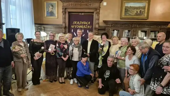 Wieczór autorski „Skrzydła wyobraźni” w Ozorkowie – poezja, malarstwo i jedwab