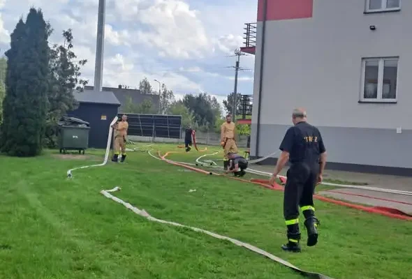 Strażacy z OSP Górna-Grabów szkolili się z przetłaczania wody w Łęczycy