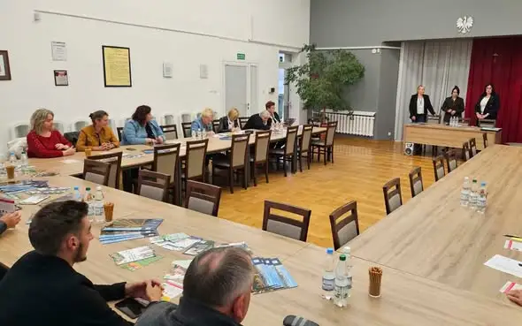 Sołtysi z Gminy Piątek nagrodzeni za witacze dożynkowe. Spotkanie w urzędzie