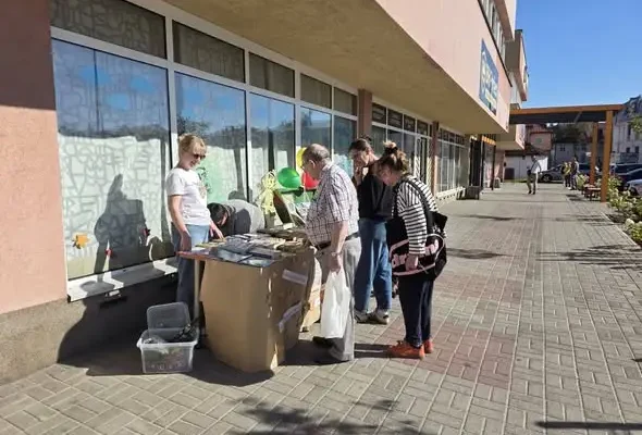 Jesienny kiermasz książek przed Biblioteką w Łęczycy