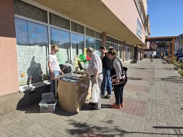 Jesienny kiermasz książek przed Biblioteką w Łęczycy