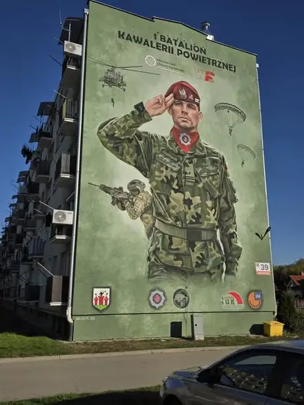Nowy mural w Łęczycy upamiętnia 1 Batalion Kawalerii Powietrznej