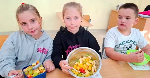 Uczniowie z Ozorkowa rozpoczęli „Misję: Zdrowie!” – owocowy start w klasie II c