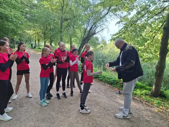 Sztafetowe biegi przełajowe w Łęczycy: uczniowie SP nr 1 z medalami